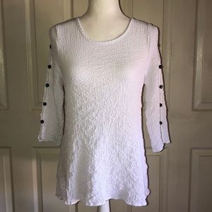 Yushi White 3/4 Button Sleeve Crinkle Tunic Top